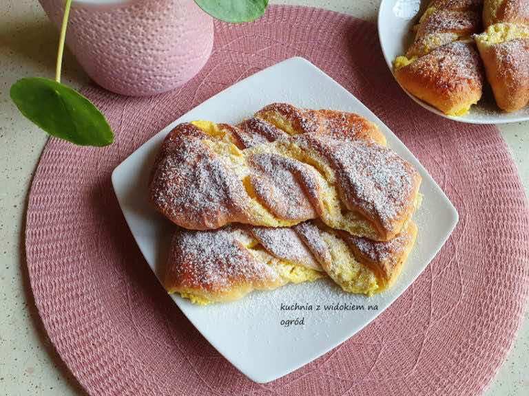 Zakręcone drożdżówki z serem