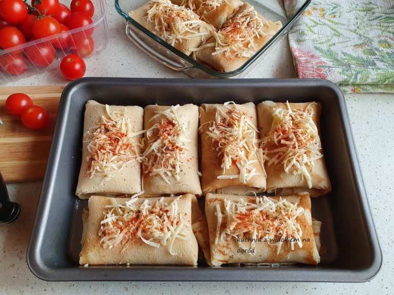 Zapiekane naleśniki z parówkami i serem