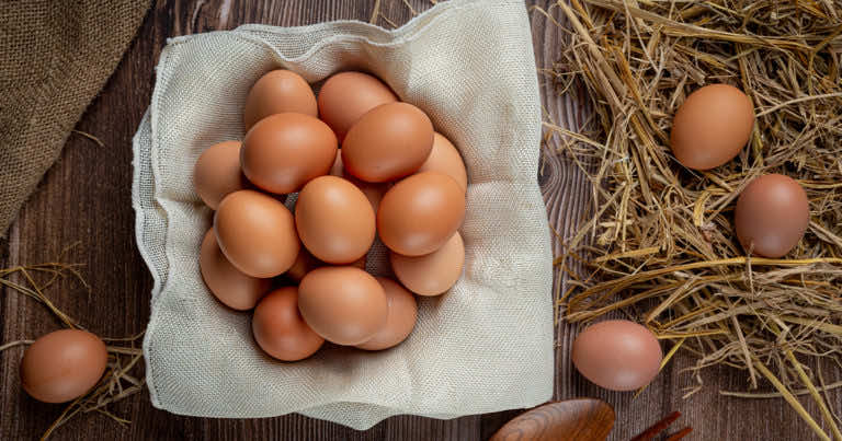 Wielkanocne jaja – czym farbować, jak nie marnować i wykorzystać ich potencjał