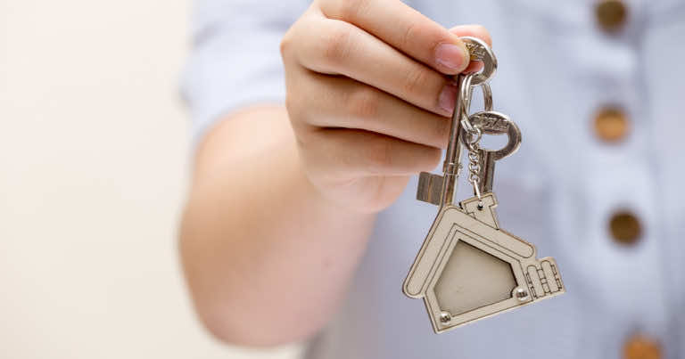 Planujesz wziąć kredyt na mieszkanie lub dom? Zrezygnuj z karty! To obniża Ci zdolność.