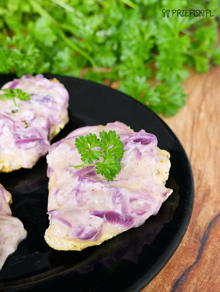 Filet z kurczaka pod cebulową pierzynką