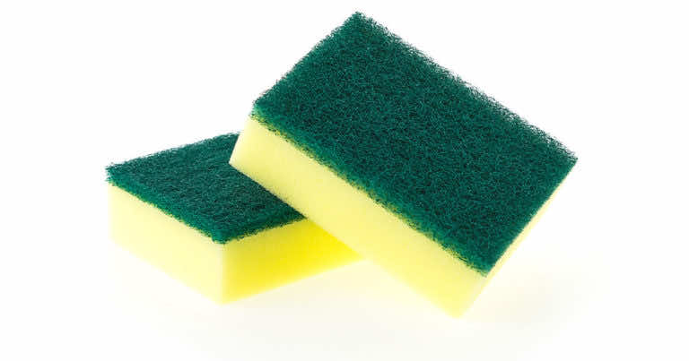 Włóż gąbkę do pojemnika na warzywa w lodówce. Zobacz dlaczego!