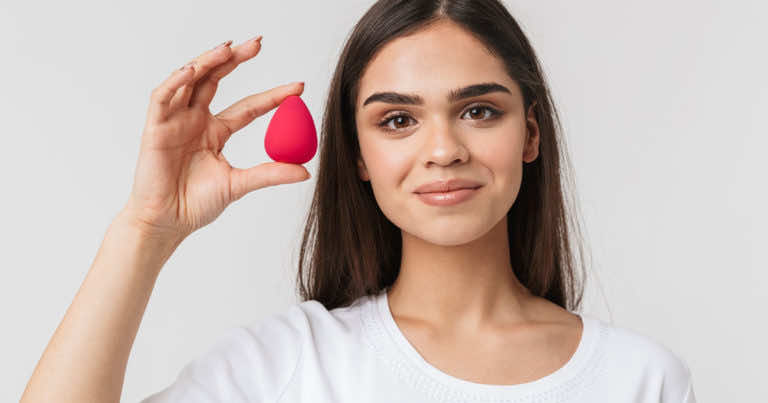 Jak dokładnie umyć gąbeczkę do makijażu?