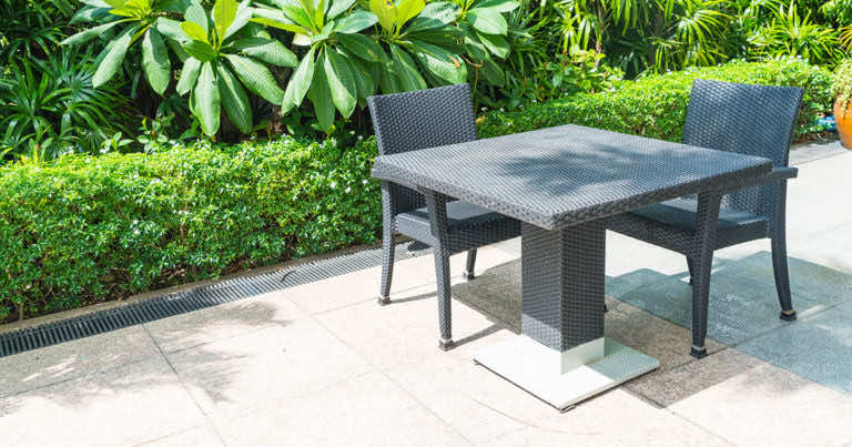 Jak odnowić meble ogrodowe po zimie?