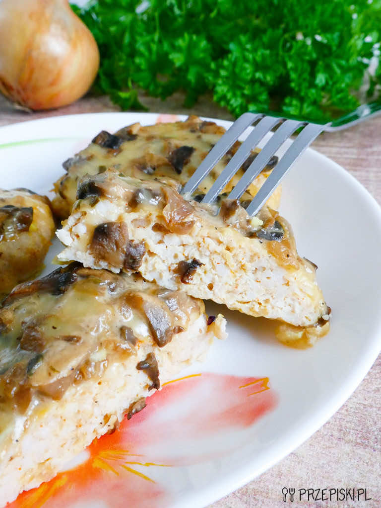 Kotlety mielone pod pieczarkową kołderką