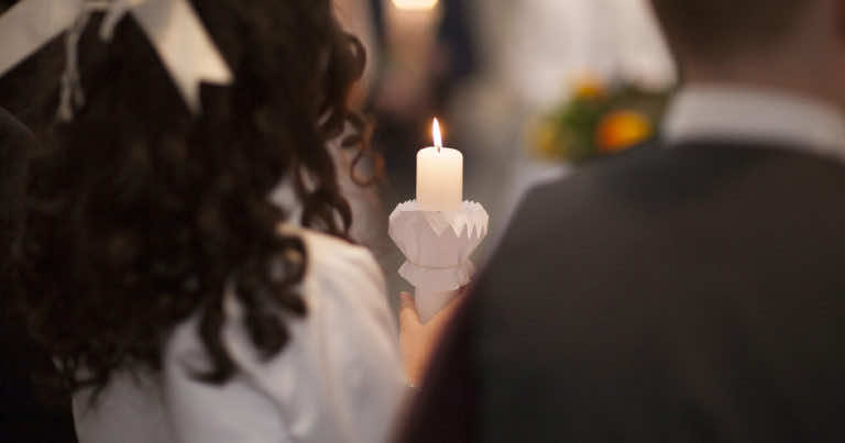 Rodzice chrzestni – jak powinni ubrać się na komunię?