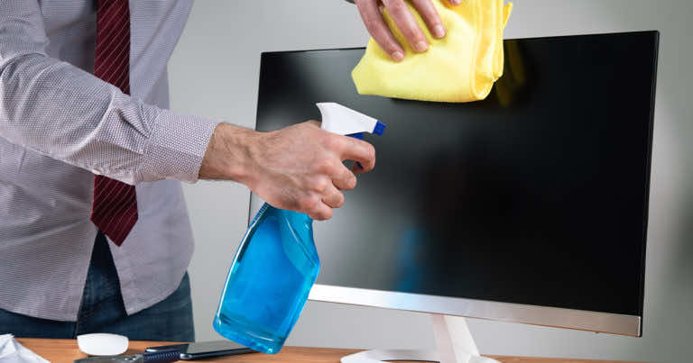 Czym czyścić monitor i telewizor? Skuteczne sposoby na czysty ekran.