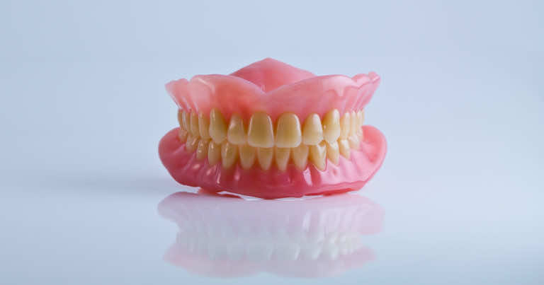 Jak zadbać o swoją protezę zębową?