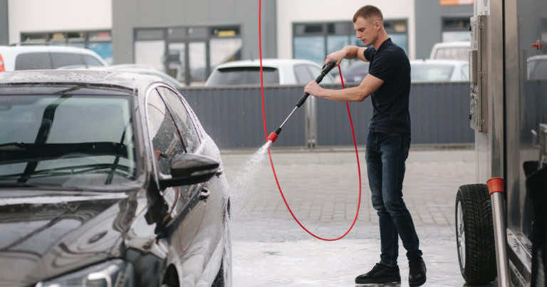 Mieszkanie obok bezdotykowej myjni samochodowej – czy jest uciążliwe?