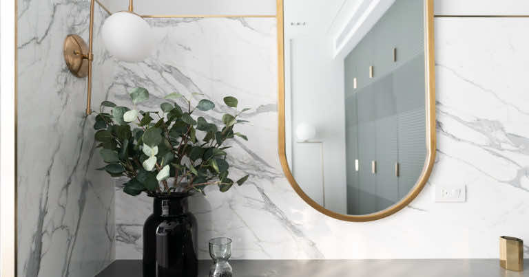 Lustro nie tylko do przeglądania – jak wykorzystać je w wystroju mieszkania?