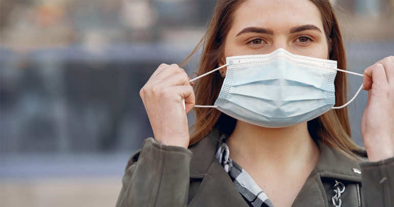 Od 15 maja nie będziemy musieli nosić maseczek na zewnątrz – pod jednym warunkiem