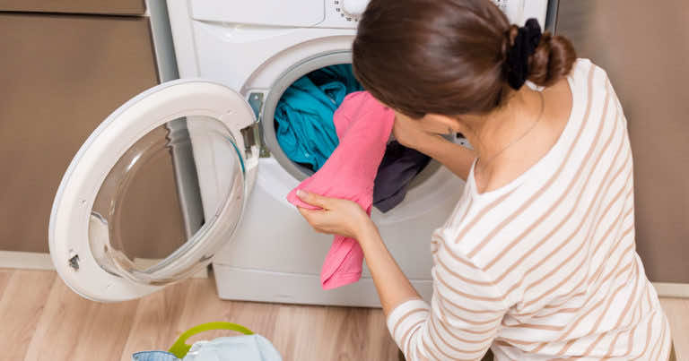 Domowe triki, które ułatwią Ci pranie