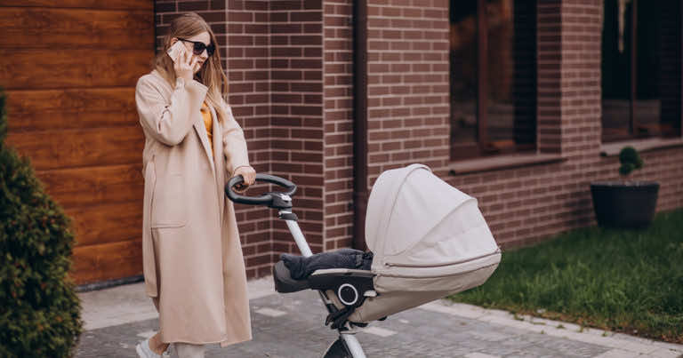 Zostawiła wózek na klatce. Złośliwy sąsiad zostawił jej niespodziankę.