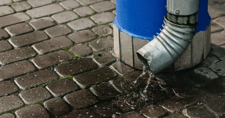 Mandat za nieprawidłowe odprowadzanie deszczówki. Nawet 10 tys. zł kary dla właścicieli posesji