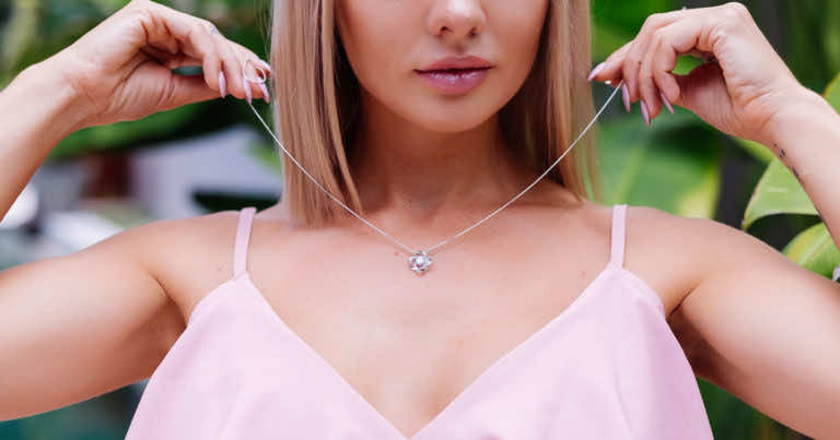 Biżuteria ze stali chirurgicznej – dla kogo będzie najlepsza?