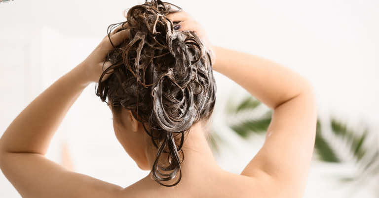 Jak poprawnie nakładać odżywkę na włosy?