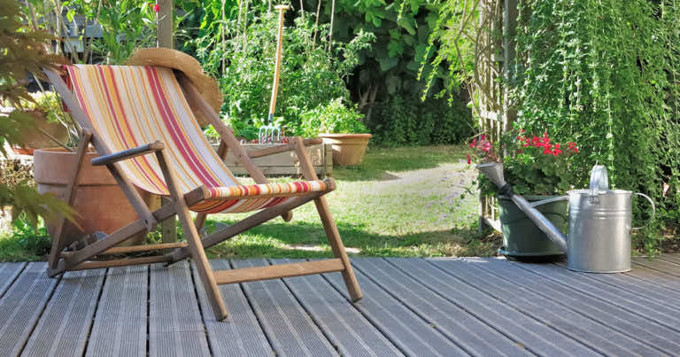 Jak zabezpieczyć drewniane meble ogrodowe, aby były trwałe?