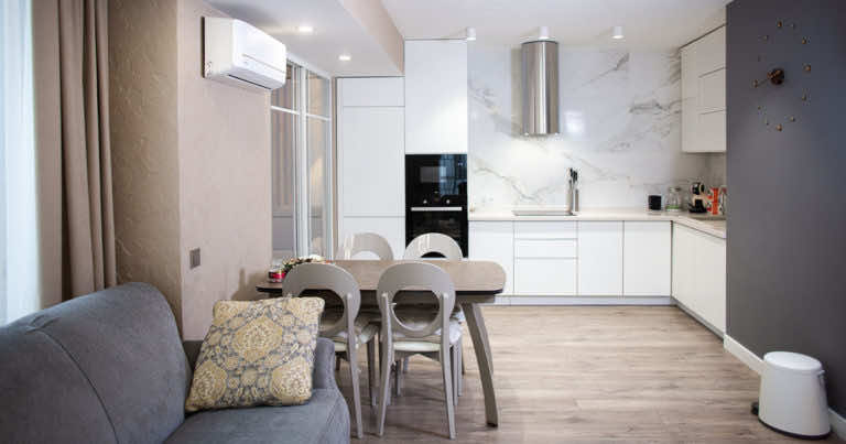 Pokój z aneksem kuchennym – wady i zalety użytkowania