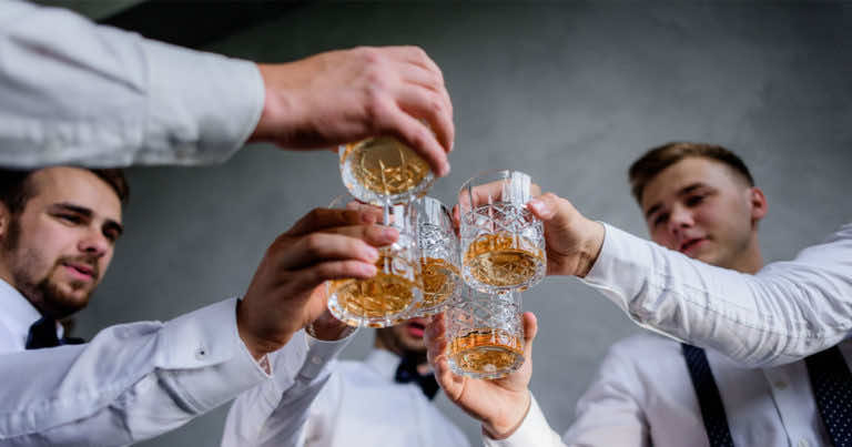 10 pomysłów na wieczór kawalerski – jakie atrakcje zorganizować?