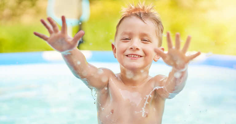 Dzieci w ogrodzie podczas upałów – jak zapewnić ochłodę?