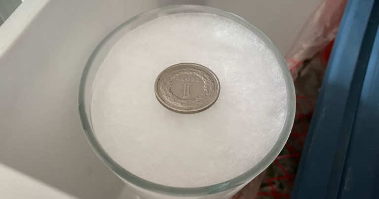 Przed wyjazdem na wakacje umieść w zamrażarce szklankę z wodą i monetą. Dlaczego?