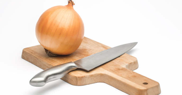 Jasiek Kuroń radzi, jak kroić cebulę w kostkę by się nie rozjeżdżała. Wypróbuj ten trik!