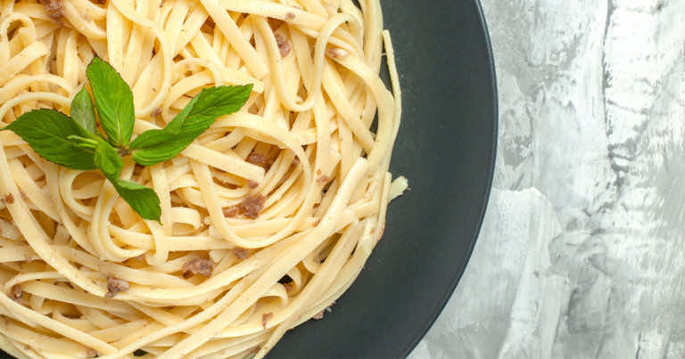 Czy zalewać makaron zimną wodą?