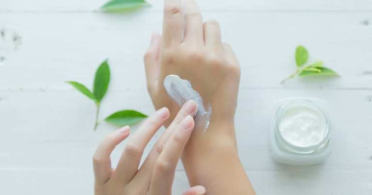 Masz zniszczone dłonie przez chemię domową? Zrób sobie tę kurację!