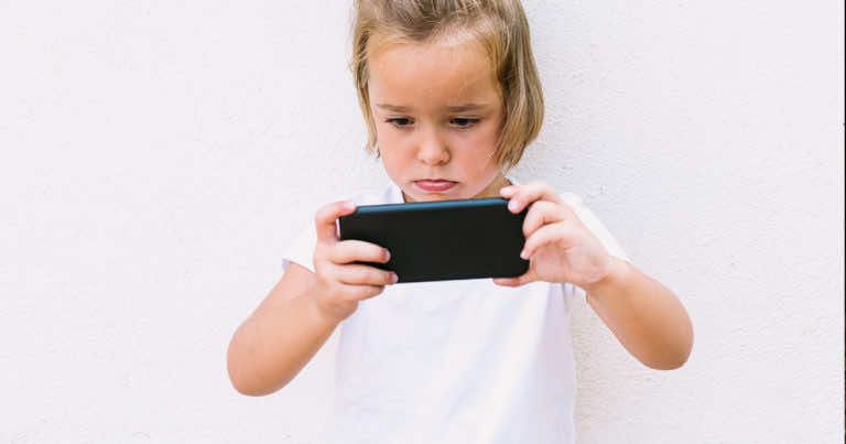 Uważajcie, gdy dajecie dzieciom telefon do zabawy. Ta matka musiała spalić się ze wstydu.