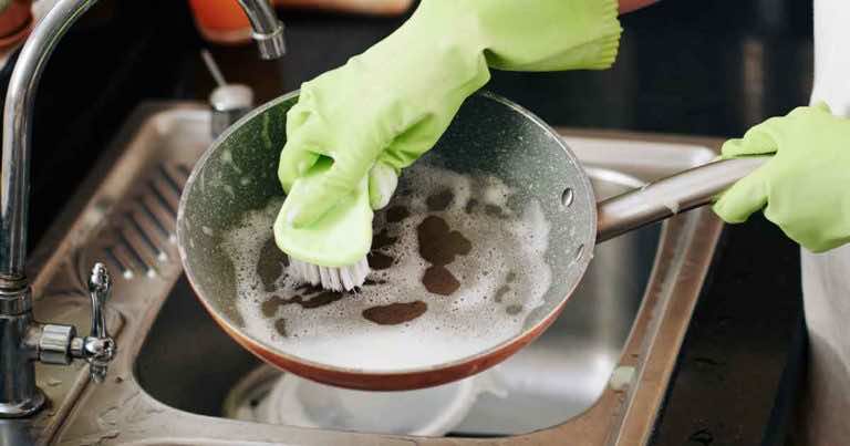 Wymieszaj płyn do mycia naczyń z fusami po kawie. W ten sposób domyjesz najbrudniejsze patelnie!