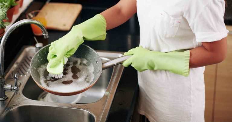 Najczęściej popełniamy ten błąd myjąc patelnie z nieprzywierającą powłoką