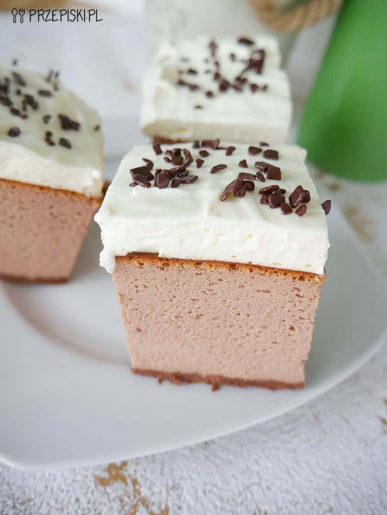 Czekoladowy sernik z bitą śmietaną