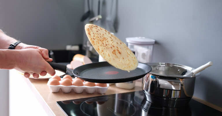 Dzięki temu trikowi naleśniki nie będą przywierały do patelni!