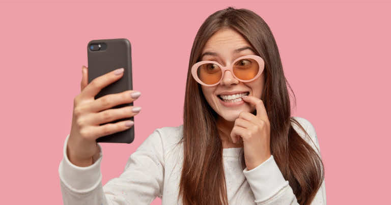 Jak działa aparat w telefonie i dlaczego, gdy robimy selfie, jest ono odwrócone?