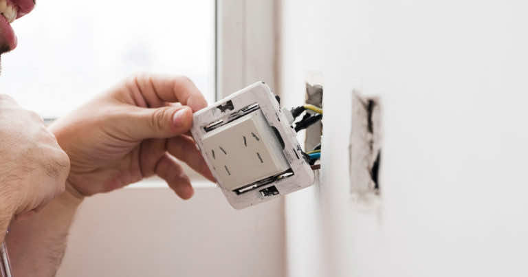 Gniazdka elektryczne na świecie – dlaczego się różnią?