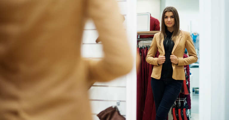 Lustro weneckie – jak działa i jak sprawdzić czy lustro jest weneckie – na przykład w przebieralni.