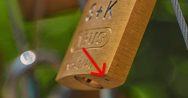 Jak działa kłódka i po co ma malutką dziurkę w obudowie?