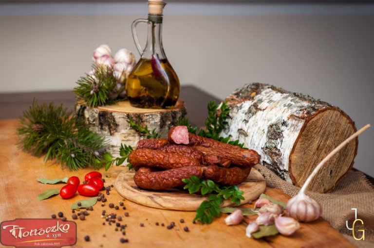 Dlaczego wędliny wędzone w tradycyjnych wędzarniach paleniskowych są najsmaczniejsze?