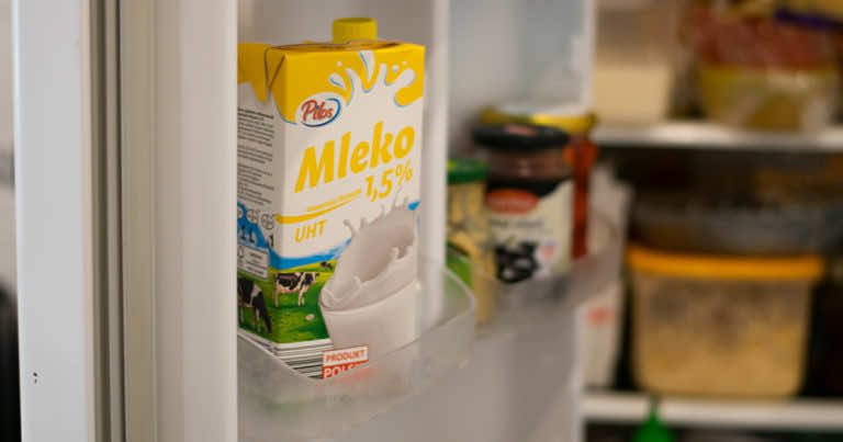 Jeśli trzymasz mleko na drzwiczkach lodówki to zmień nawyk!