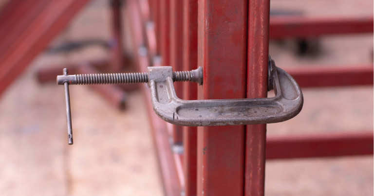 Ścisk stolarski – jak go wykorzystać w domowym warsztacie?