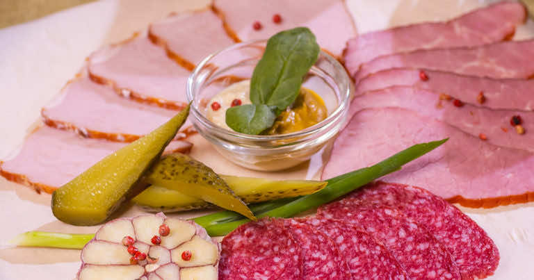 Jak prawidłowo przechowywać wędlinę, aby długo była świeża?