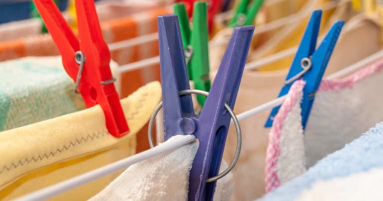 Suszenie prania w domu zimą może prowadzić do rozwoju pleśni. Jak temu zapobiec?