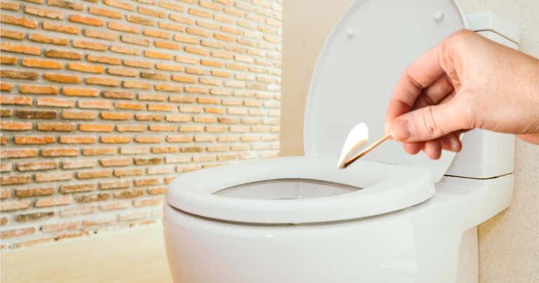 Wrzucenie zapałki do toalety – dlaczego warto znać ten trik?
