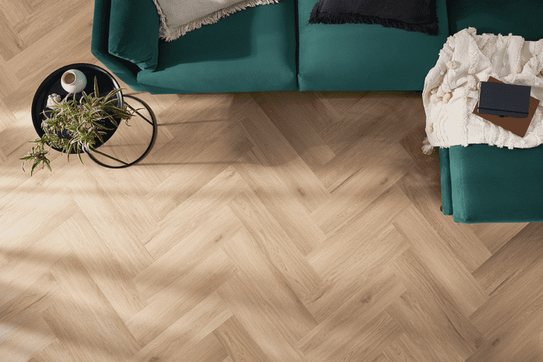 Największa kolekcja paneli winylowych w jodełkę – dziesięć kolorów Amaron Herringbone