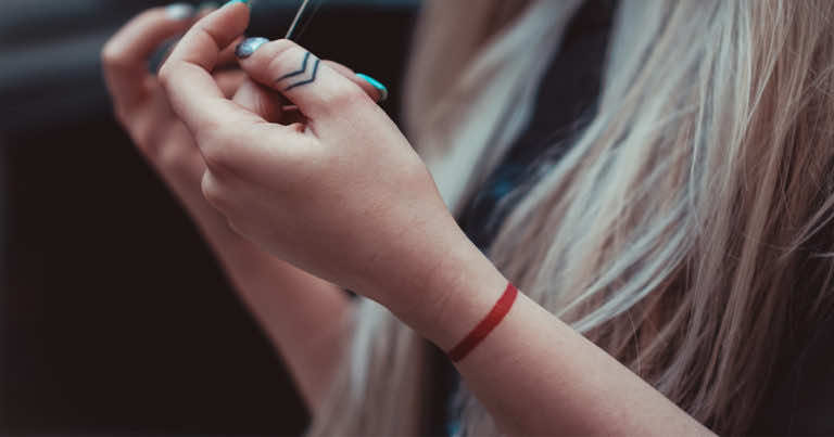 Czy wiesz, co oznacza czerwona sznurkowa bransoletka na ręce?