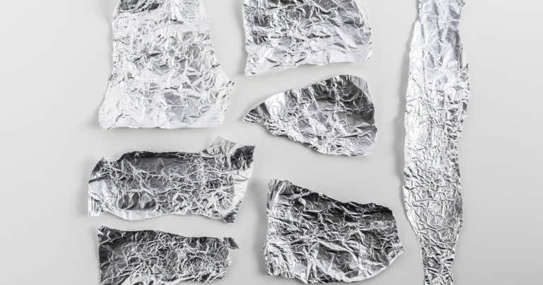 Folia aluminiowa rozwiąże problem elektryzujących się włosów