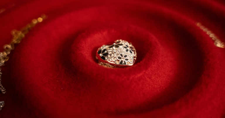 Jeśli trzymasz biżuterię w łazience, to przestań to robić!