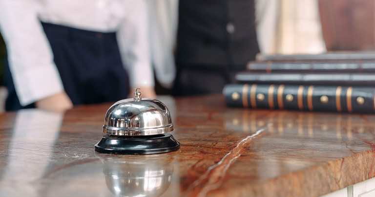 Jak podgrzać jedzenie w hotelu bez mikrofalówki w pokoju?