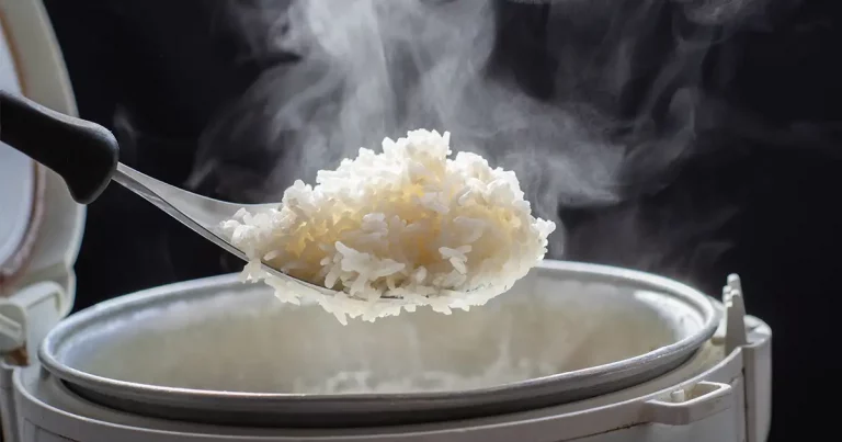 Wypróbuj ten trik, a na zawsze przestaniesz gotować ryż na wodzie!