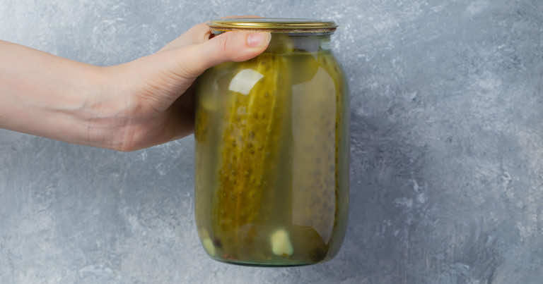 Nie wylewaj wody po ogórkach kiszonych. Ma ona wiele praktycznych zastosowań!